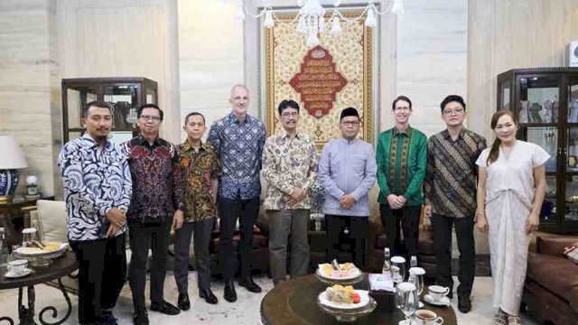 Wali Kota Makassar, Moh Ramdhan Pomanto, dengan antusias menerima kedatangan tim Aspen Medical yang dipimpin oleh Sunandar, Asisten Deputi Utilitas dan Industri Manufaktur Kemenko Perekonomian, di Amirullah pada Jumat malam (22/3/2024).