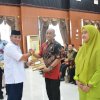 Penjabat Bupati Sinjai, T.R Fahsul Falah, Mempersembahkan Surat Keputusan Kenaikan Pangkat bagi ASN