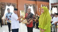 Penjabat Bupati Sinjai, T.R Fahsul Falah, Mempersembahkan Surat Keputusan Kenaikan Pangkat bagi ASN