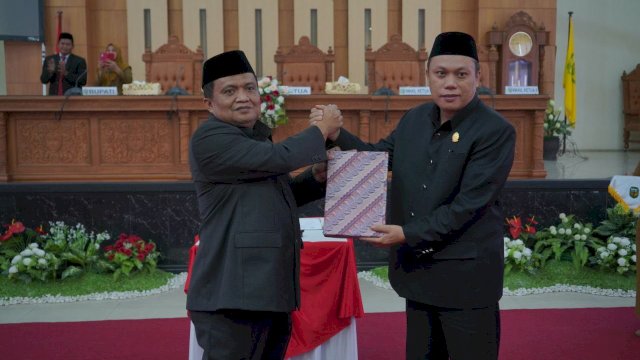 Penjabat Bupati Luwu, Drs. H. Muh. Saleh, M.Si, dengan tulus menyerahkan Laporan Keterangan Pertanggungjawaban (LKPJ) Bupati Luwu Tahun Anggaran 2023, kepada Dewan Perwakilan Rakyat Daerah (DPRD) Kabupaten Luwu.