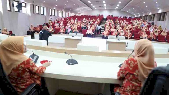 Dharma Wanita Persatuan (DWP) Kota Makassar mengadakan pertemuan bulanan dengan tema 'Membangun Kesehatan di Usia 30 Tahun' di Ruang Sipakatau Balaikota pada Selasa, (26/3/2024).