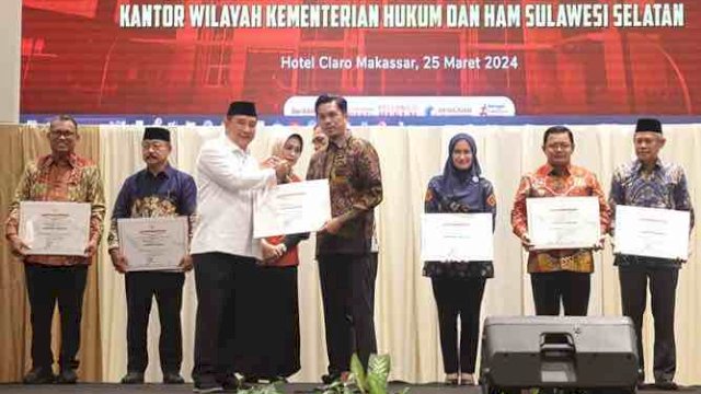 Dalam rangka peringatan Hari HAM Sedunia ke-75 tahun 2023, Pemerintah Kota Makassar berhasil menyabet penghargaan Kota Peduli Hak Asasi Manusia (HAM) yang diselenggarakan di Hotel Claro pada Senin (25/03/2024).