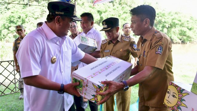 Komitmen penjabat Gubernur Sulawesi Selatan, Bahtiar Baharuddin, dalam menjalankan program ketahanan pangan sekaligus memerangi kemiskinan ekstrem terus diwujudkan melalui program bantuan penyebaran 100 juta benih ikan.