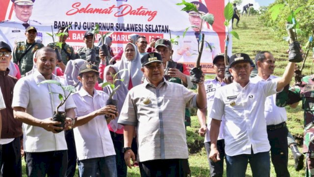 Penjabat Gubernur Sulawesi Selatan (Sulsel), Bahtiar Baharuddin, mengumumkan peluncuran program Sedekah Pohon yang akan digelar bersamaan dengan acara Buka Puasa Akbar