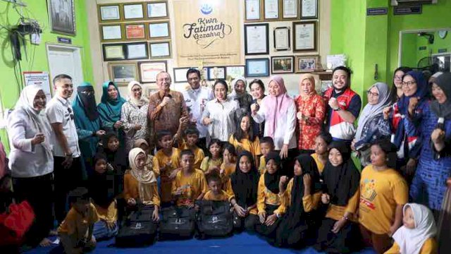 Pj Ketua Dharma Wanita Persatuan (DWP) Kota Makassar, Fadliah Firman, didampingi oleh sejumlah pengurusnya, turut serta dalam kunjungan Menteri Pemberdayaan Perempuan dan Perlindungan Anak (PPPA), I Gusti Ayu Bintang Darmawati, ke Kelompok Wanita Nelayan (KWN) Fatimah Az-Zahra.