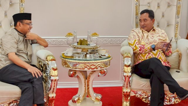 Rektor Universitas Balikpapan, Isradi Zaenal, bersama Penjabat Gubernur Sulawesi Selatan (Sulsel) Bahtiar Baharuddin menggelar pertemuan membahas beberapa hal termasuk pembangunan Sulawesi Selatan 