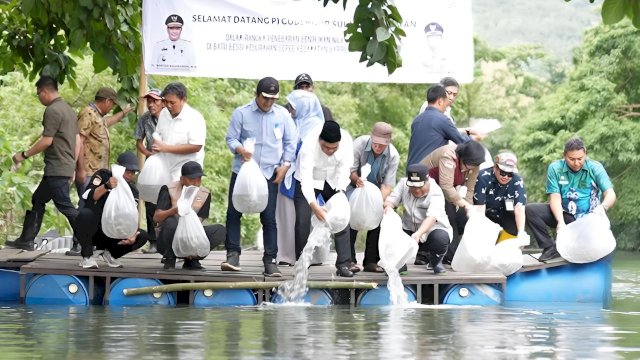 Pj Gubernur Bahtiar Baharuddin Tebar 200 Ribu Benih Ikan Nila di Kelurahan Sepee, Barru