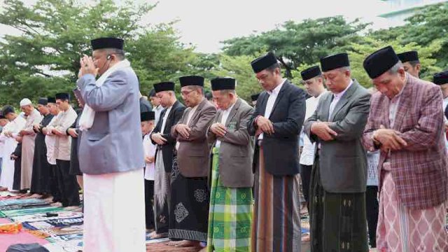 PJ Sekda Makassar Salat Ied Bersama Warga Kota Makasar di Anjungan Pantai Losari