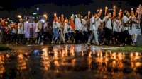 Hujan Mendera, Antusias Peserta Pawai Obor Tinggi