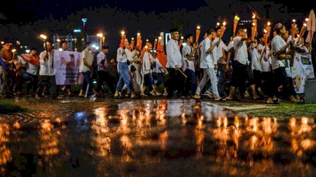 Hujan Mendera, Antusias Peserta Pawai Obor Tinggi