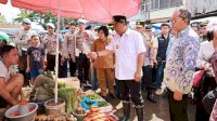 Danny dan Pj Gubernur Memeriksa Kestabilan Harga di Pasar Terong: Sembako Tetap Terjangkau