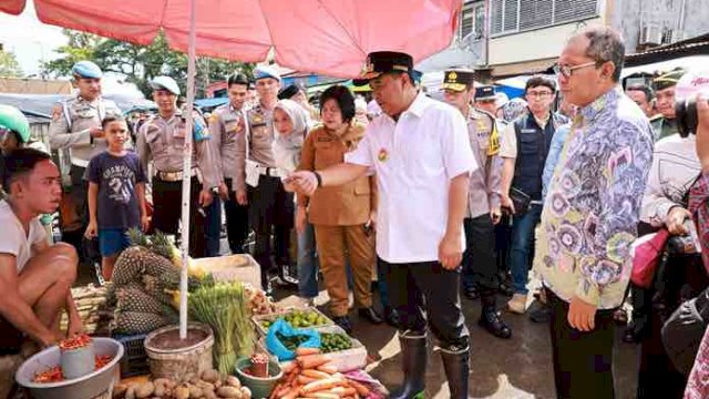 Danny dan Pj Gubernur Memeriksa Kestabilan Harga di Pasar Terong: Sembako Tetap Terjangkau