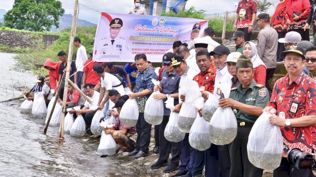 PJ Gubernur Sulsel Tebar 100 Ribu Bibit Ikan ke Bendungan Bili-Bili