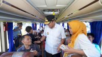 Pj Gubernur Sulsel Lepas 500 Peserta Mudik Gratis, Beri Bantuan Paket Sembako