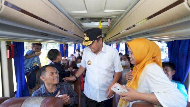 Pj Gubernur Sulsel Lepas 500 Peserta Mudik Gratis, Beri Bantuan Paket Sembako