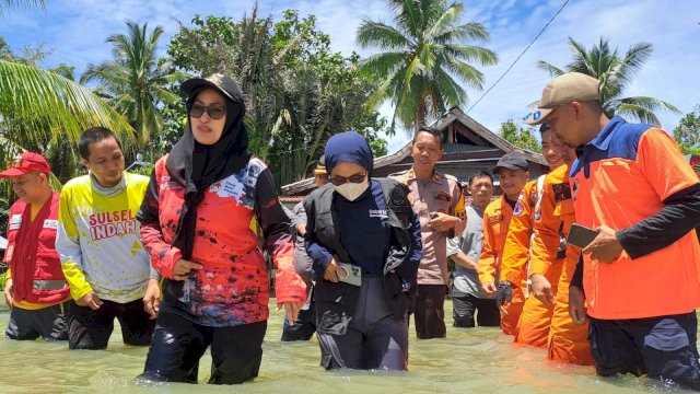 Bupati Luwu Utara Tinjau Secara Langsung Wilayah Terdampak Banjir di Baebunta Selatan pada Akhir Ramadan