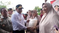 Penjabat Gubernur Sulsel Tinjau Lokasi Banjir di Suli, Sumbangkan Sembako untuk Warga Terdampak