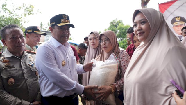 Penjabat Gubernur Sulsel Tinjau Lokasi Banjir di Suli, Sumbangkan Sembako untuk Warga Terdampak