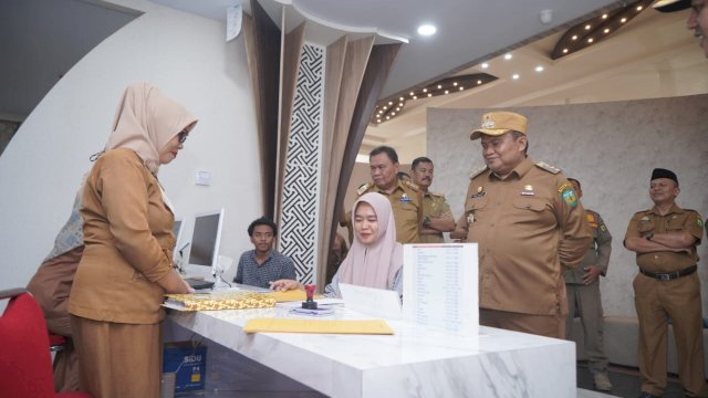 Pastikan Pelayanan Kembali Normal Pasca Libur Idul Fitri, Pj. Bupati Luwu Sidak Ke MPP dan RSUD Batara Guru