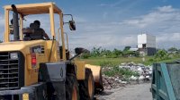 Bersama PUTR, DLH Menyapu Bersih Tumpukan Sampah di Pasar Sentral Belopa
