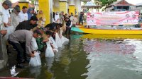 Penjabat Gubernur Sulsel Kunjungi Soppeng, Tebar 160 Ribu Benih Ikan di Danau Salomate