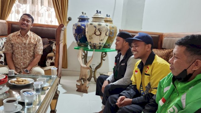 Komunitas “Wong Cilik” Sambangi Kediaman Andi Seto