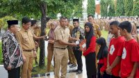 Bupati Bulukumba  Serahkan Piala dan Sertifikat Penghargaan kepada Siswa SLBN