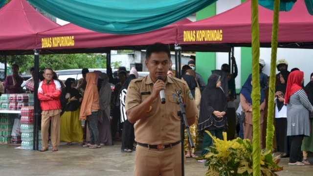 Pemerintah  Kabupaten Maros, melalui Dinas Pertanian dan Ketahanan Pangan (DPKP) Kabupaten Maros, mengadakan Gerakan Pangan Murah (GPM) Serentak Nasional di Pelantaran Kantor DPKP Maros pada Senin (01/04/2024).