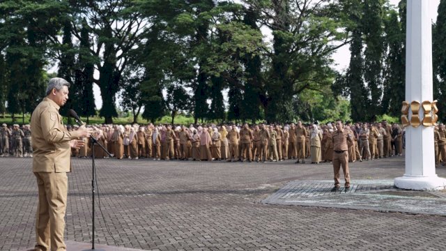 Penjabat Sekertaris Daerah Provinsi Sulawesi Selatan Andi Muhammad Arsjad menjadi Inspektur Upacara dalam Apel Pagi perdana pasca cuti bersama memperingati Hari Raya Idulfitri 1445 Hijriah, di Lapangan Upacara Kantor Gubernur Sulsel, Selasa, 16 April 2024.