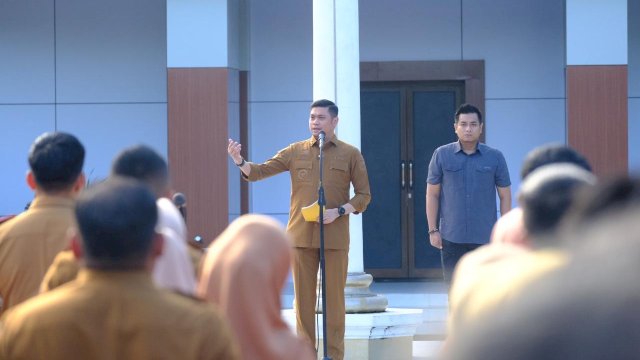 Hari pertama masuk kantor pasca libur Hari Raya Idul Fitri 1445 Hijriah, Bupati Gowa, Adnan Purichta Ichsan memimpin langsung apel besar untuk mengecek kedisipilinan para Aparatur Sipil Negara (ASN) Lingkup Pemkab Gowa di Lapangan Upacara Kantor Bupati Gowa, Selasa (16/4).&nbsp;