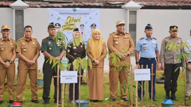 Dalam rangka memperingati Hari Bumi yang jatuh pada tanggal 22 April, Bupati Maros H.A.S. Chaidir Syam bersama Wakil Bupati Maros Hj. Suhartina Bohari memimpin aksi penanaman bibit pohon secara serentak bersama para Aparatur Sipil Negara (ASN) di lingkungan Kabupaten Maros pada Senin (22/04/2024).