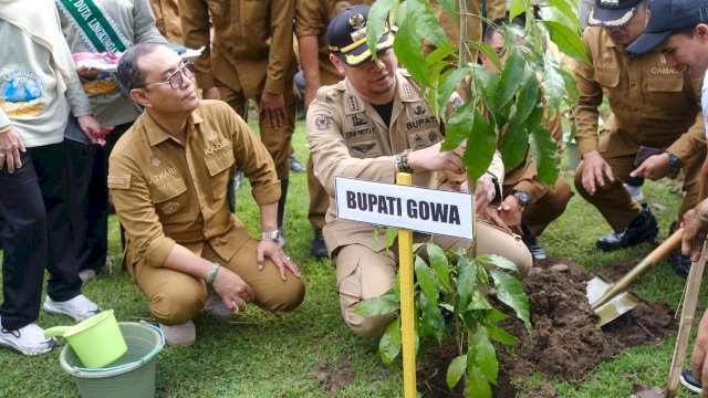 Dalam rangka memperingati Hari Bumi Sedunia, Pemerintah Kabupaten Gowa melakukan penanaman pohon sebanyak 8.000 pohon pada tiga titik yakni di Danau Mawang, DAS Jeneberang, dan Lahan Kritis Kecamatan Tombolo Pao pada Senin (22/4).