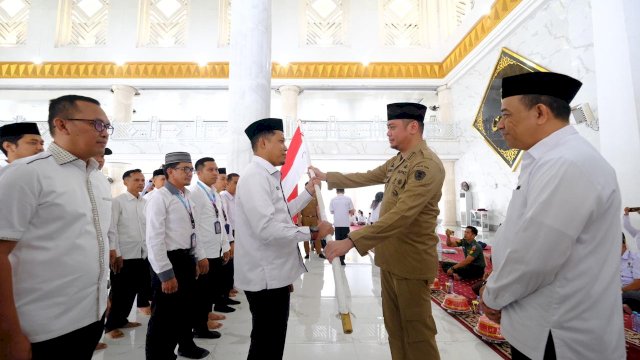 Bupati Gowa, Adnan Purichta Ichsan, membuka acara Bimbingan Manasik Haji sekaligus melepas Jamaah Calon Haji Kabupaten Gowa di Masjid Agung Syekh Yusuf pada Senin (22/4).