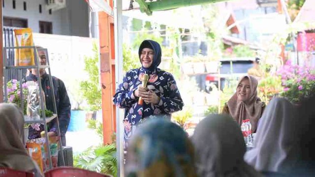 Ketua Tim Penggerak PKK Kota Makassar, Indira Yusuf Ismail, bersama Kepala Dinas Ketahanan Pangan Kota Makassar, Alamsyah Sahabuddin, melakukan peninjauan terhadap potensi Lorong Wisata (Longwis) di Kecamatan Tamalarea dan Kecamatan Biringkanaya pada Senin (22/04/2024).