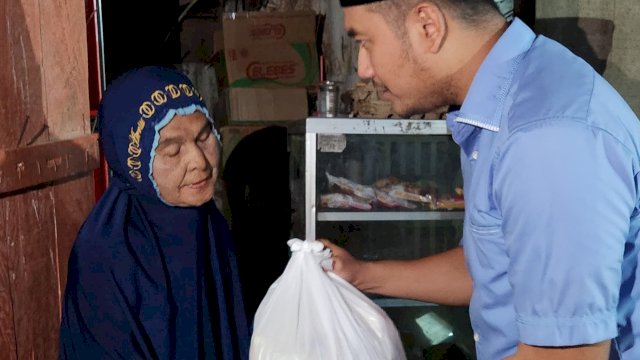 Andi Seto Buka Puasa Dan Berbagi Paket Lebaran dengan Warga Para Tambung
