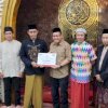 Sekretariat DPRD Makassar Serahkan Dana Hibah Masjid Jannatul Firdaus