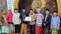 Sekretariat DPRD Makassar Serahkan Dana Hibah Masjid Jannatul Firdaus