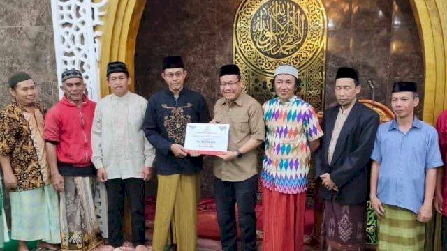 Sekretariat DPRD Makassar Serahkan Dana Hibah Masjid Jannatul Firdaus