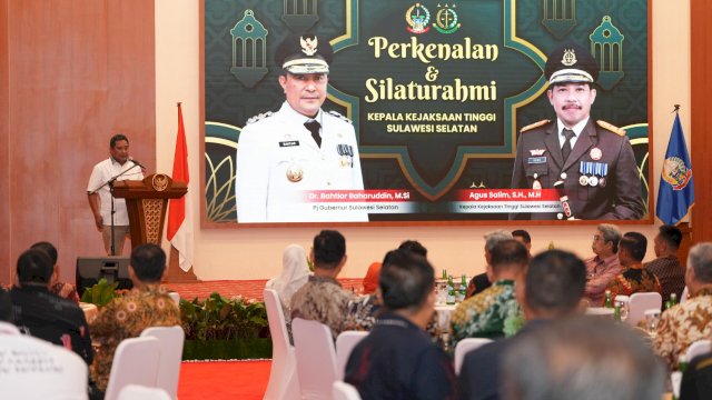 Suasana keceriaan menyertai acara perkenalan dan silaturahmi Pj Gubernur Bahtiar Baharuddin dengan Kepala Kejaksaan Tinggi (Kajati) baru Sulsel, Agus Salim, di Aula Tudang Sipulung pada Kamis malam, 18 April 2024.