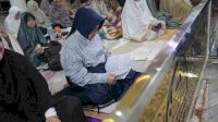 Ketua TP PKK Kota Makassar Ikut I&rsquo;tikaf Bersama Warga di Masjid Kubah 99