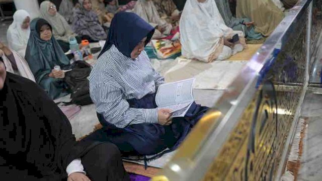 Ketua TP PKK Kota Makassar Ikut I&rsquo;tikaf Bersama Warga di Masjid Kubah 99