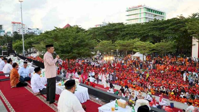 Walikota Makassar Buka Puasa Bersama  Satgas Kebersihan
