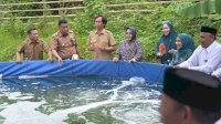 Ketua TP PKK Tabur Benih Udang Vaname di Tanjung Merdeka