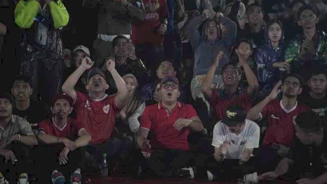 Danny Pomanto dan Masyarakat Padati Nobar Timnas Meskipun Hujan Turun