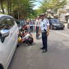Parkir Badan jalan Sejumlah Mobil did Makassar Di Gembok Dishub