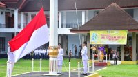 Gunakan Pakaian Adat, Wabup Lutra Memimpin Upacara Hardiknas