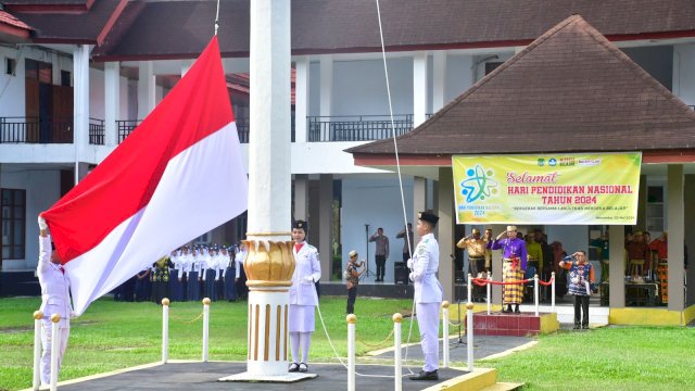 Gunakan Pakaian Adat, Wabup Lutra  Memimpin Upacara Hardiknas