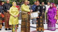 Peringatan Hardiknas di Provinsi Sulsel Dipenuhi dengan Penghargaan