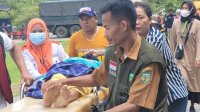 Tenaga Kesehatan Sulsel Jalan Kaki  Layani Korban Banjir dan Longsor di Luwu