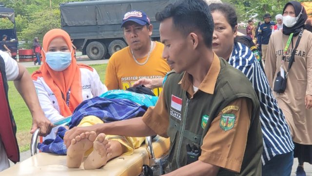 Tenaga Kesehatan Sulsel Jalan Kaki  Layani Korban Banjir dan Longsor di Luwu